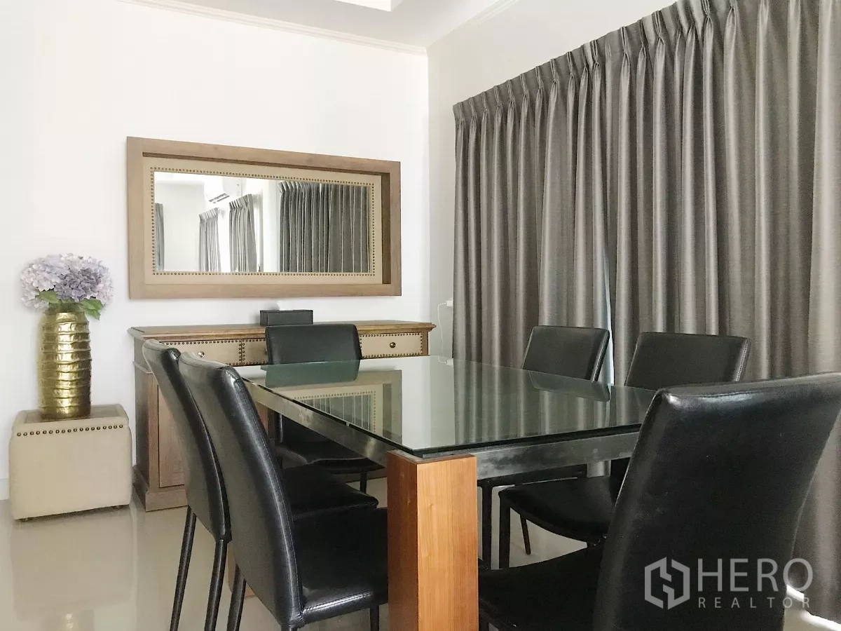 บ้าน ขายในLat Krabang, Bangkok - มุมทานอาหาร โต๊ะกระจก 6 ที่นั่ง กระจกเงาบานใหญ่ และผ้าม่านเต็มผนัง