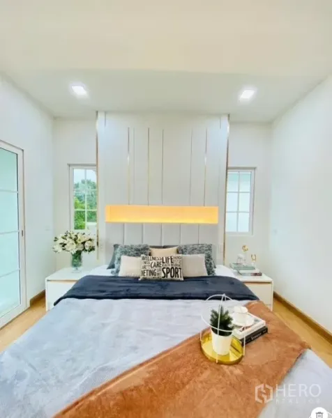 บ้าน ให้เช่าในPrawet, Bangkok - หัวเตียงดีไซน์พร้อมไฟซ่อนและโต๊ะข้างเตียงคู่ ในบรรยากาศเรียบหรู.