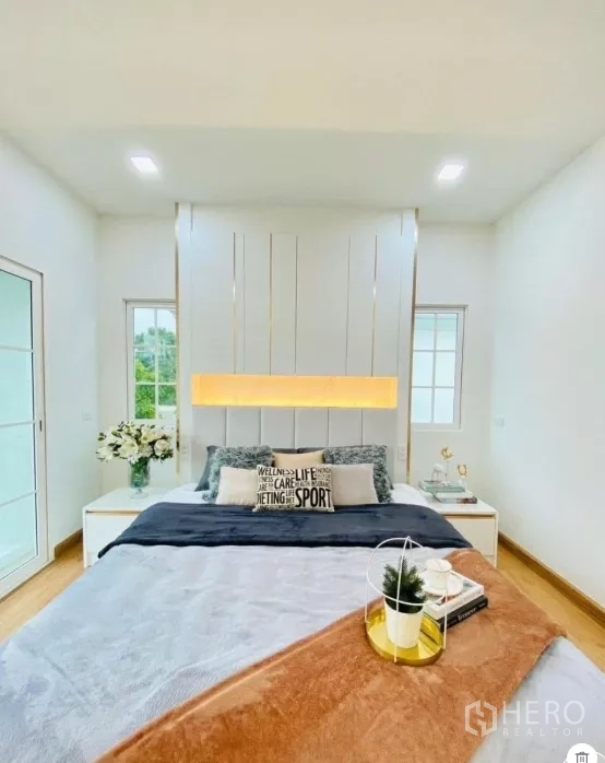 บ้าน ให้เช่าในPrawet, Bangkok - หัวเตียงดีไซน์พร้อมไฟซ่อนและโต๊ะข้างเตียงคู่ ในบรรยากาศเรียบหรู.