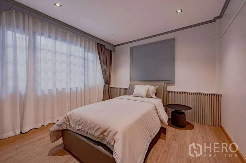 บ้าน ให้เช่าหรือขายในPhra Khanong, Bangkok - ห้องนอนรอง เตียงเดี่ยว หน้าต่างกว้าง และแสงนุ่ม
