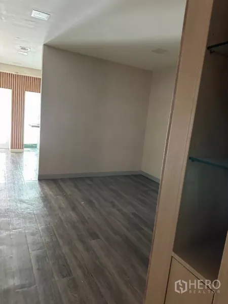 อาคารพาณิชย์ ขายในWatthana, Bangkok - ห้องส่วนตัวพื้นลายไม้สีเข้มพร้อมตู้บิวท์อิน.