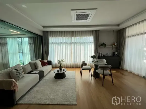 Detached House for sale in Suan Luang, Bangkok - Spacious lounge with wood flooring, sheer curtains, sofa and coffee table