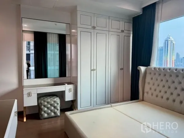 คอนโด ขายในRatchathewi, Bangkok - ห้องนอนพร้อมเตียงหัวเบาะ ตู้เสื้อผ้าบานสูง และโต๊ะเครื่องแป้งรับวิวเมือง