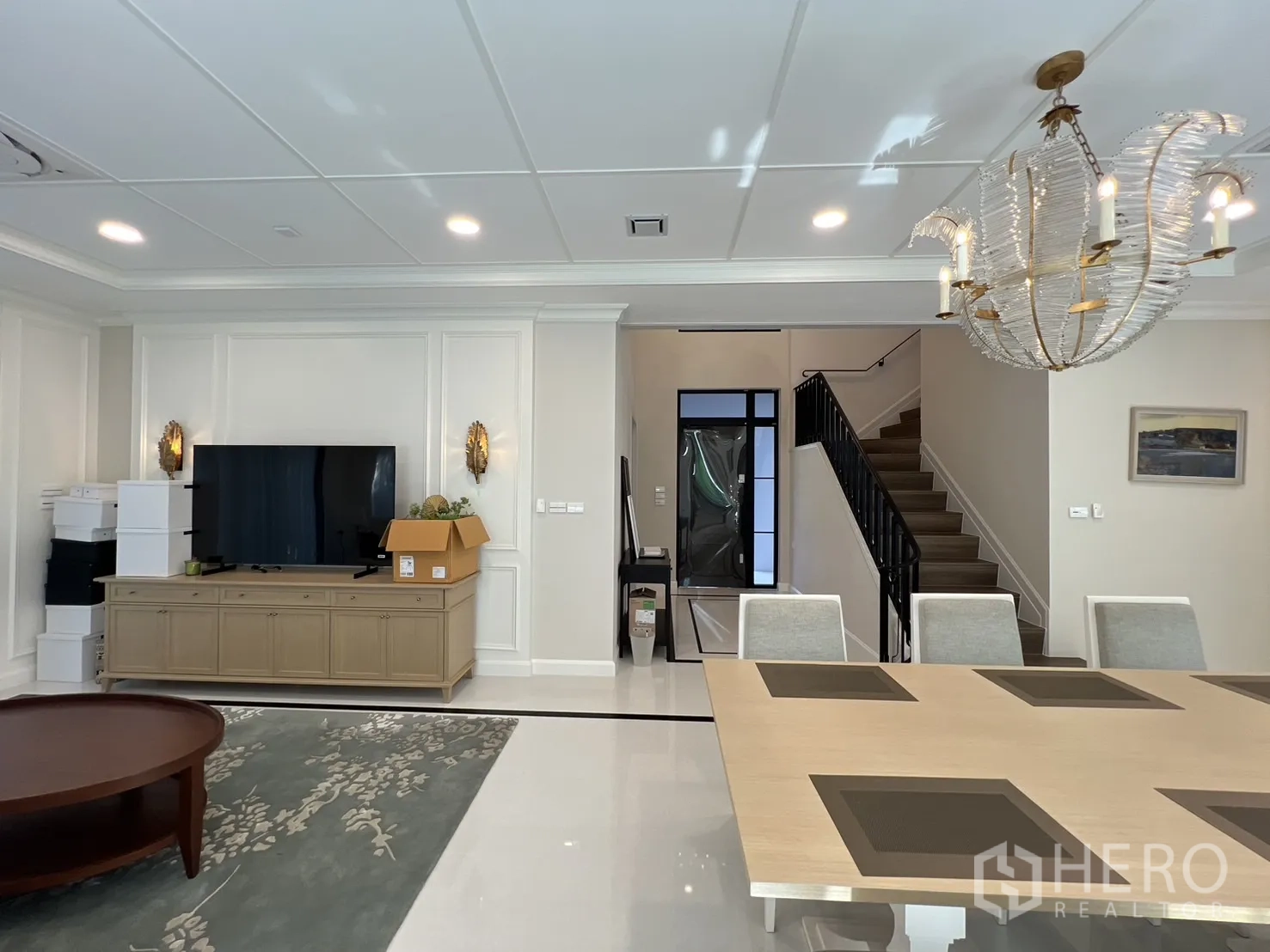 Detached House for rent in Saphan Sung, Bangkok - Living area with TV console viewed from dining space.