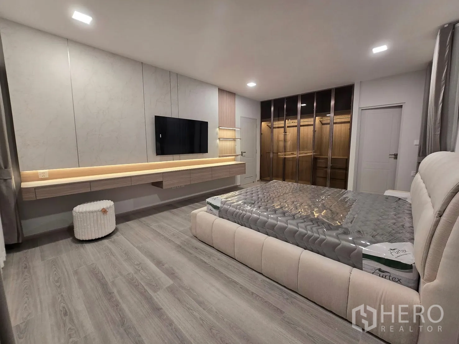 独栋房屋 for rent in Bang Phli, Samut Prakan - 主卧设电视墙与通高衣柜。
