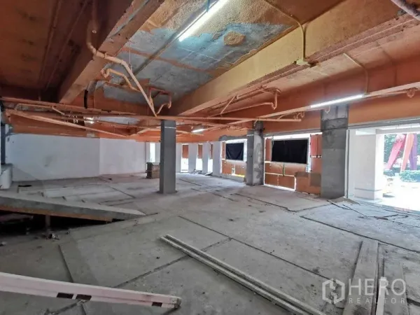 พื้นที่ขายปลีก ให้เช่าในKhlong Toei, Bangkok - พื้นที่ร้านค้ายังไม่ตกแต่ง มีเสา กระจกหน้าร้าน และท่อระบบชัดเจน