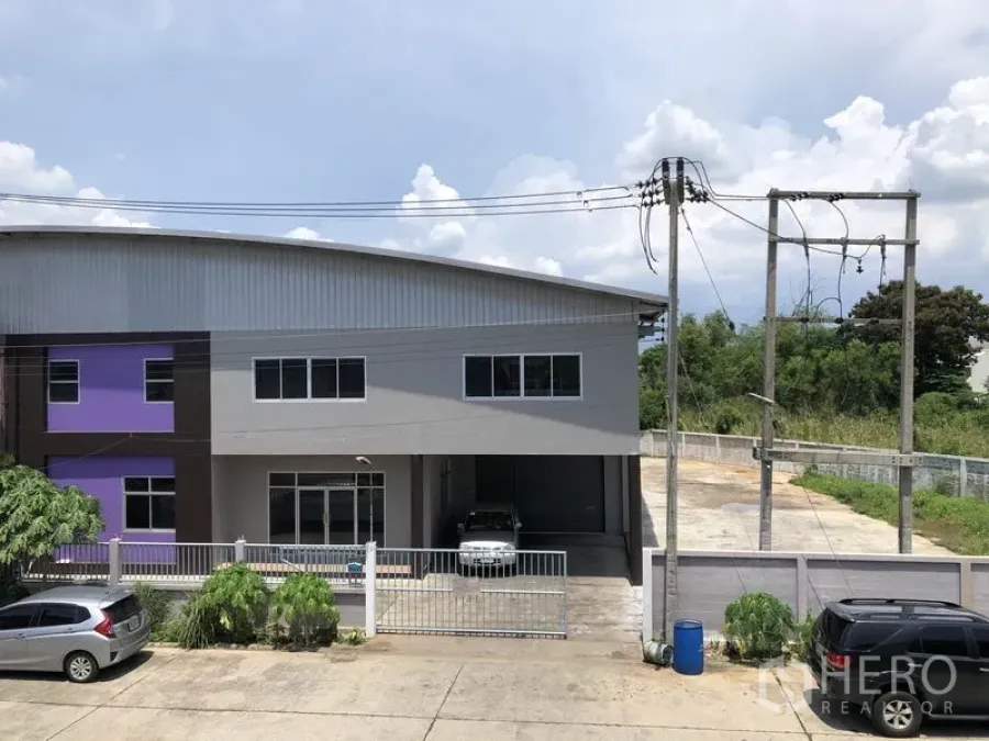 Factory for rent in Lat Lum Kaeo, Pathum Thani - Front view of a modern two-storey factory with gated entrance, parking bay and driveway
