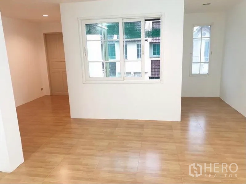 ทาวน์เฮาส์ ให้เช่าหรือขายในChatuchak, Bangkok - ห้องเอนกประสงค์พื้นลามิเนตลายไม้ มีหน้าต่างมองเห็นทาวน์เฮ้าส์ข้างเคียง.