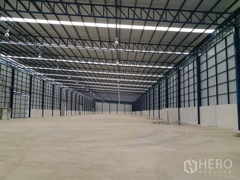 โรงงาน ให้เช่าหรือขายในPhra Nakhon Si Ayutthaya - พื้นที่ภายในโรงงานกว้าง โล่งสูงประมาณ 9 ม. พร้อมโครงหลังคาเหล็ก