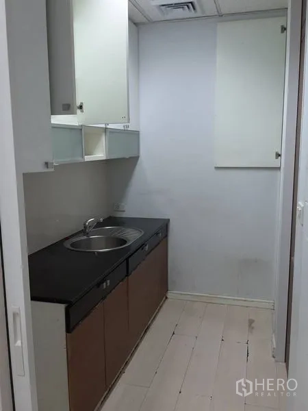 办公空间 出租在Bang Rak, Bangkok - 紧凑茶水间，配备水槽、台面与吊柜。