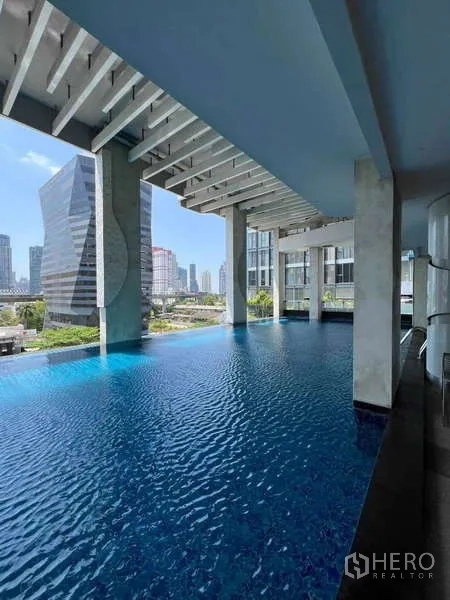 คอนโด ให้เช่าในRatchathewi, Bangkok - สระว่ายน้ำอินฟินิตี้แบบมีหลังคาพร้อมวิวเมืองกรุงเทพฯ