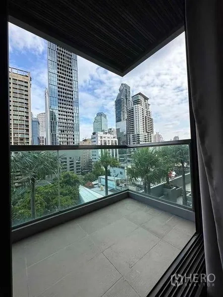 คอนโด ให้เช่าในKhlong Toei, Bangkok - ระเบียงมีราวกระจก มองเห็นวิวสกายไลน์กรุงเทพฯ และต้นปาล์ม