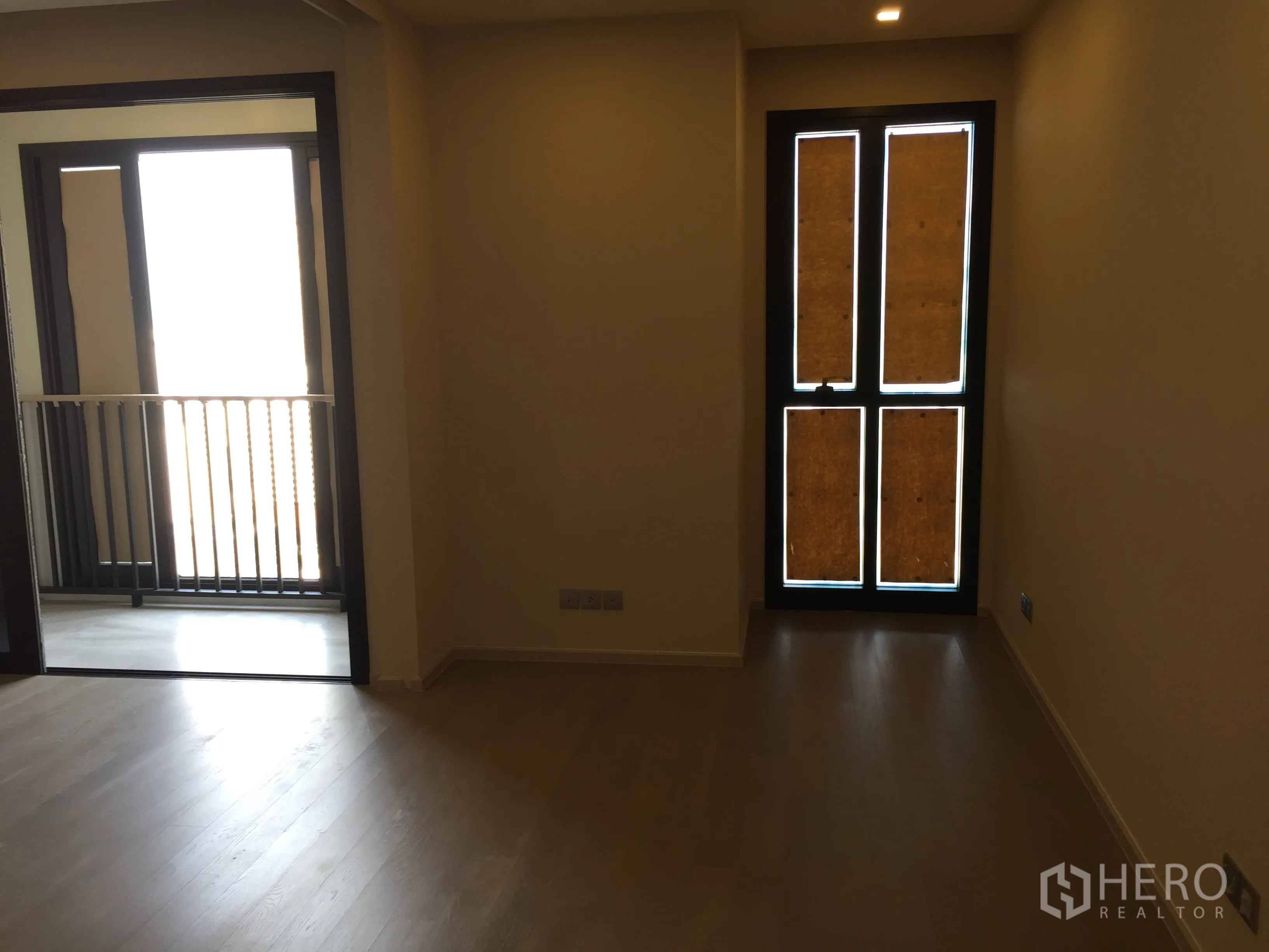 คอนโด ขายในWatthana, Bangkok - ห้องนอนสว่างเชื่อมต่อระเบียงขนาดเล็กและหน้าต่างสูงเต็มบาน