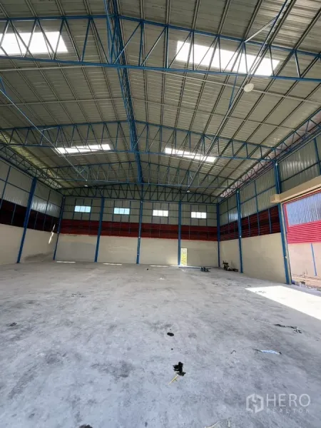 คลังสินค้า ให้เช่าในLam Luk Ka, Pathum Thani - ภายในโกดังโปร่ง เพดานทรัสเหล็กสูงประมาณ 11 ม. พร้อมสกายไลท์