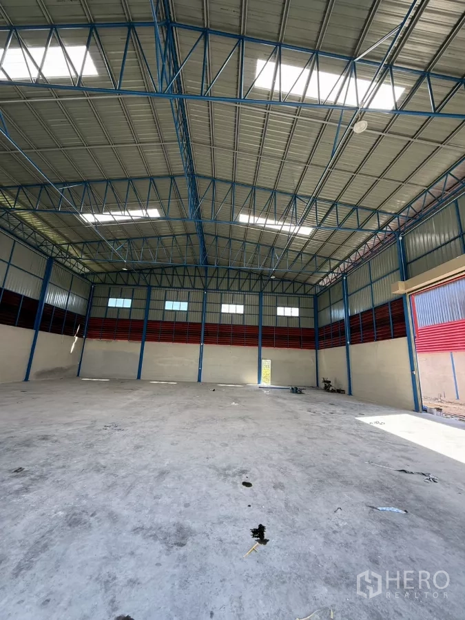 คลังสินค้า ให้เช่าในLam Luk Ka, Pathum Thani - ภายในโกดังโปร่ง เพดานทรัสเหล็กสูงประมาณ 11 ม. พร้อมสกายไลท์