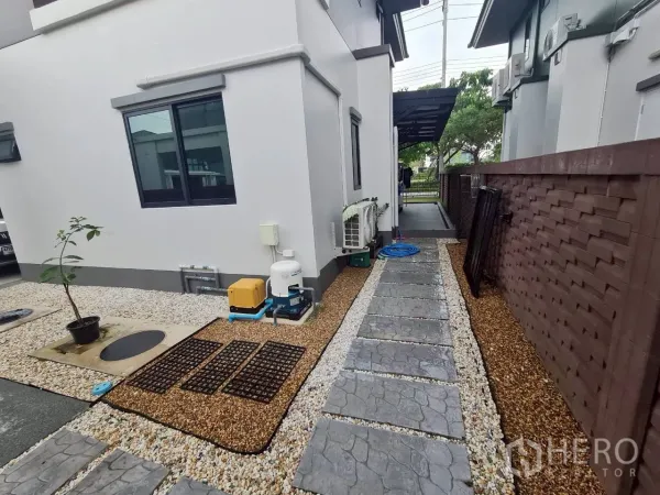 บ้าน ให้เช่าหรือขายในLam Luk Ka, Pathum Thani - ด้านข้างบ้าน ทางเดินแผ่นทางเท้า ลานหินกรวด และพื้นที่อเนกประสงค์ภายนอก