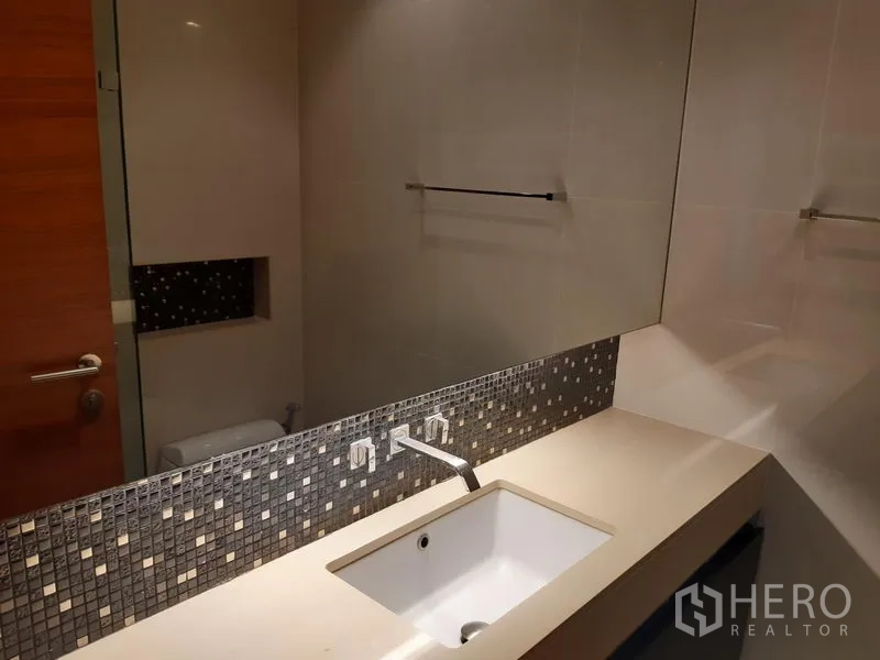 公寓 出租或出售在Khlong Toei, Bangkok - 浴室洗手台配长镜与马赛克背墙，下嵌式水槽。