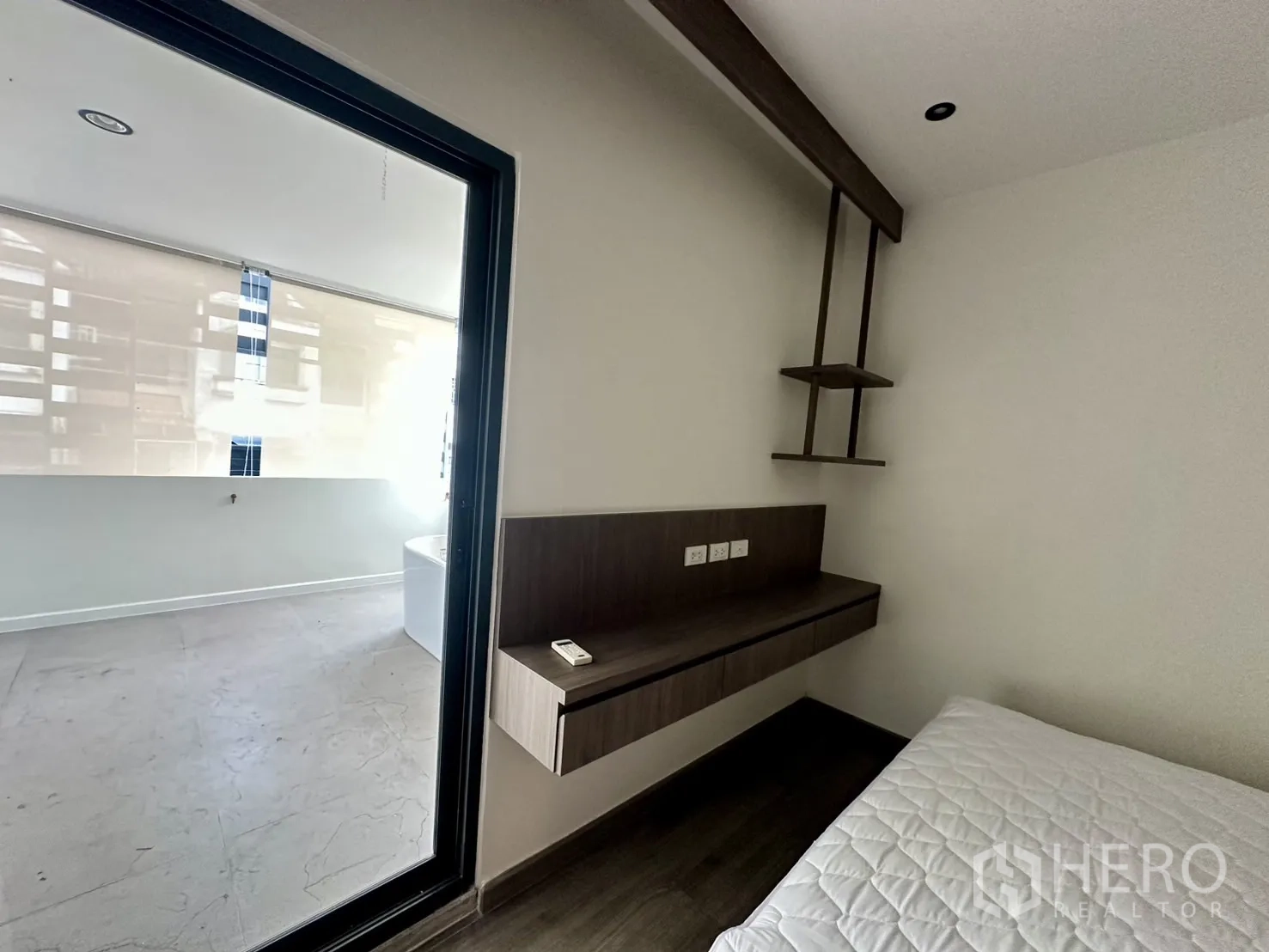 สำนักงานที่บ้าน ให้เช่าในPhra Khanong, Bangkok - ห้องนอนเปิดสู่เทอเรซครอบคลุมผ่านประตูกระจกบานเลื่อน