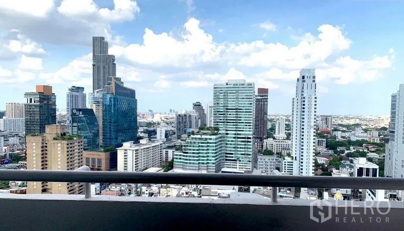 公寓 出租 - 高楼阳台眺望曼谷天际线与蓝天白云。