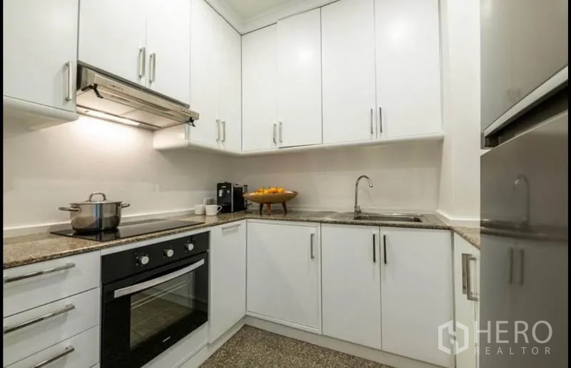คอนโด ให้เช่าหรือขายในKhlong San, Bangkok - ครัวสีขาวทันสมัย เคาน์เตอร์หิน เครื่องดูดควัน และพื้นที่เก็บของมาก