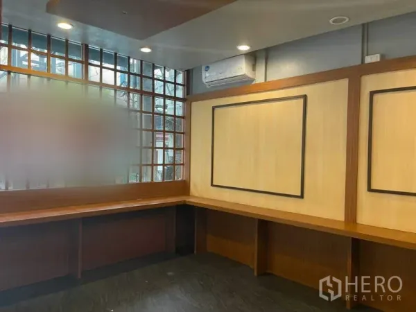 พื้นที่ขายปลีก ให้เช่าในWatthana, Bangkok - มุมภายในพร้อมเคาน์เตอร์บิวท์อิน หน้าต่างตาราง และเครื่องปรับอากาศ เหมาะเป็นเคาน์เตอร์บริการ