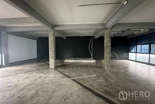 พื้นที่ขายปลีก ให้เช่า - ยูนิตกว้าง ผนังสีดำ เดินท่อและคานเพดาน พื้นคอนกรีต พร้อมตกแต่ง