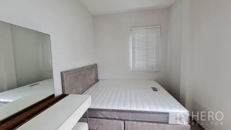 Detached House for rent in Samut Prakan - Compact bedroom with bed, dresser and white window blinds.