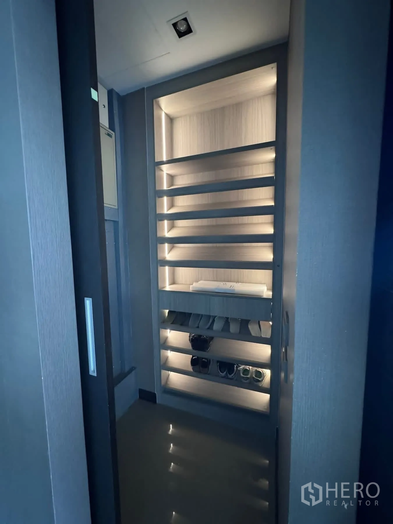 ทาวน์เฮาส์ ให้เช่าหรือขายในLat Phrao, Bangkok - ตู้รองเท้าเปิดไฟตอนกลางคืน จัดเก็บเป็นระเบียบ