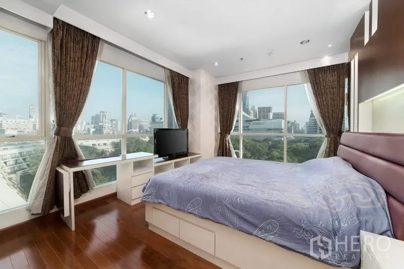 คอนโด ให้เช่าหรือขายในPathum Wan, Bangkok - ห้องนอนมุมกระจก มองเห็นวิวสกายไลน์กว้าง