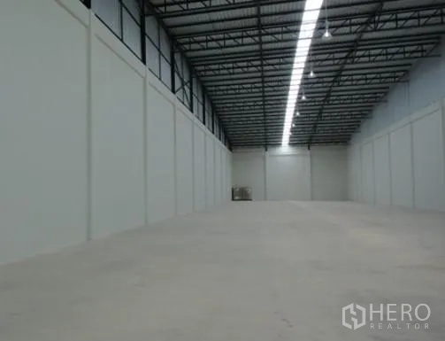 货栈 出租在Phra Nakhon Si Ayutthaya - 开放式储存区域，墙体高挑，屋脊照明，混凝土地面适合上货架。