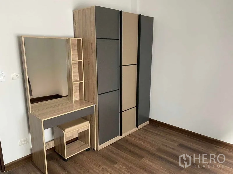 สำนักงานที่บ้าน ให้เช่าในPhra Khanong, Bangkok - ตู้เสื้อผ้าและโต๊ะเครื่องแป้งโทนไม้เรียบหรู