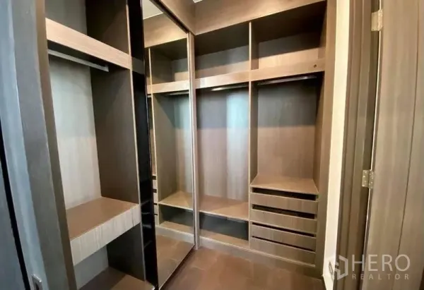 Condominium for rent in Watthana, Bangkok - Built-in walk-in closet with open shelves, drawers and a mirrored sliding door.