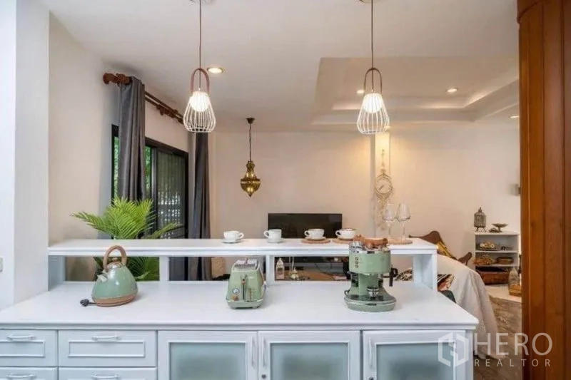 Detached House for rent in Ratchathewi, Bangkok - Breakfast bar with pendant lights overlooking the living room.
