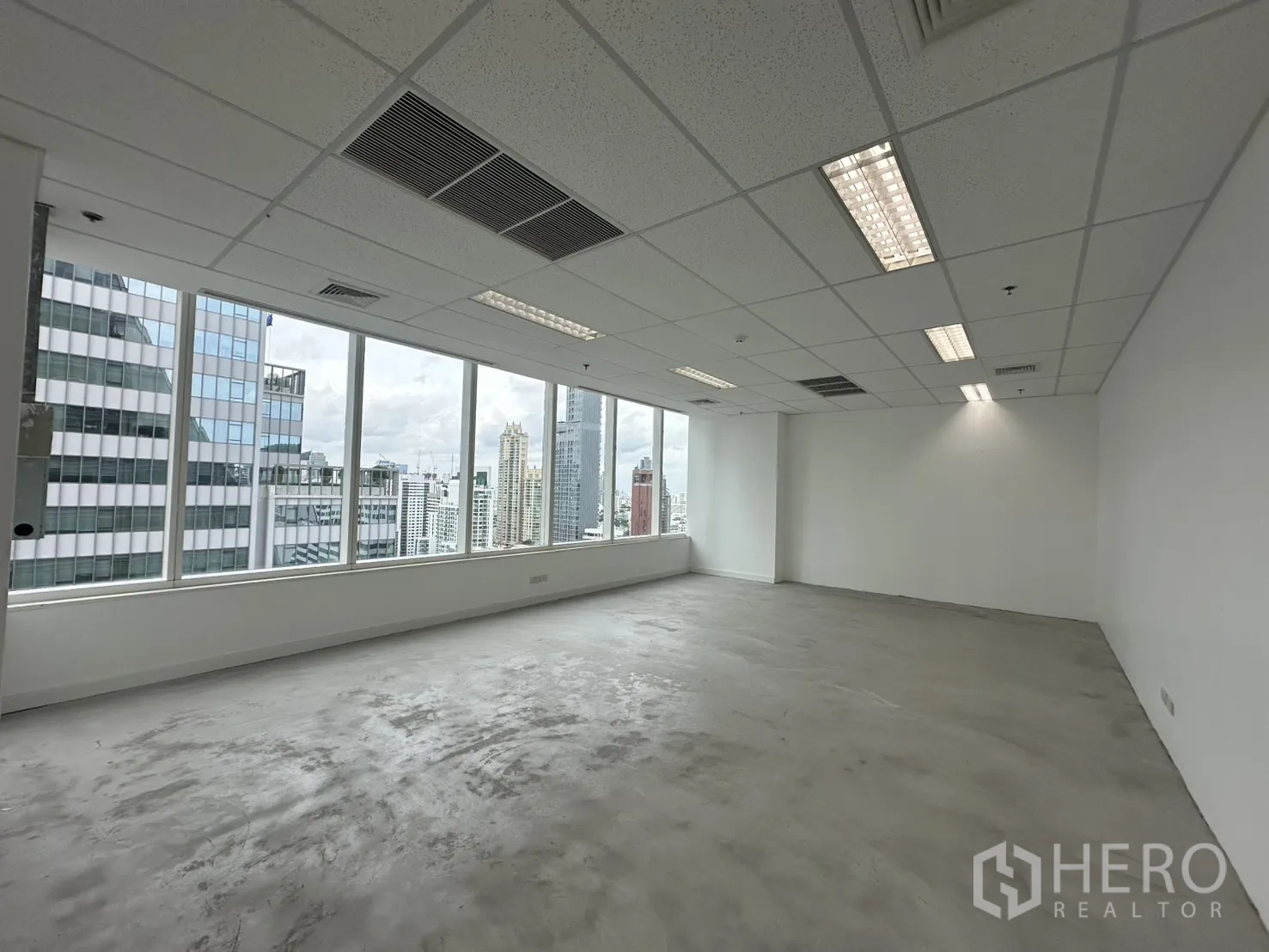 ออฟฟิศ for rent in Watthana, Bangkok - มุมสำนักงานกว้าง มีช่องลมแอร์และไฟฟลูออเรสเซนต์.