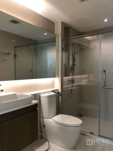 公寓 出售在Khlong Toei, Bangkok - 次卫配玻璃淋浴间、坐便与灯带镜