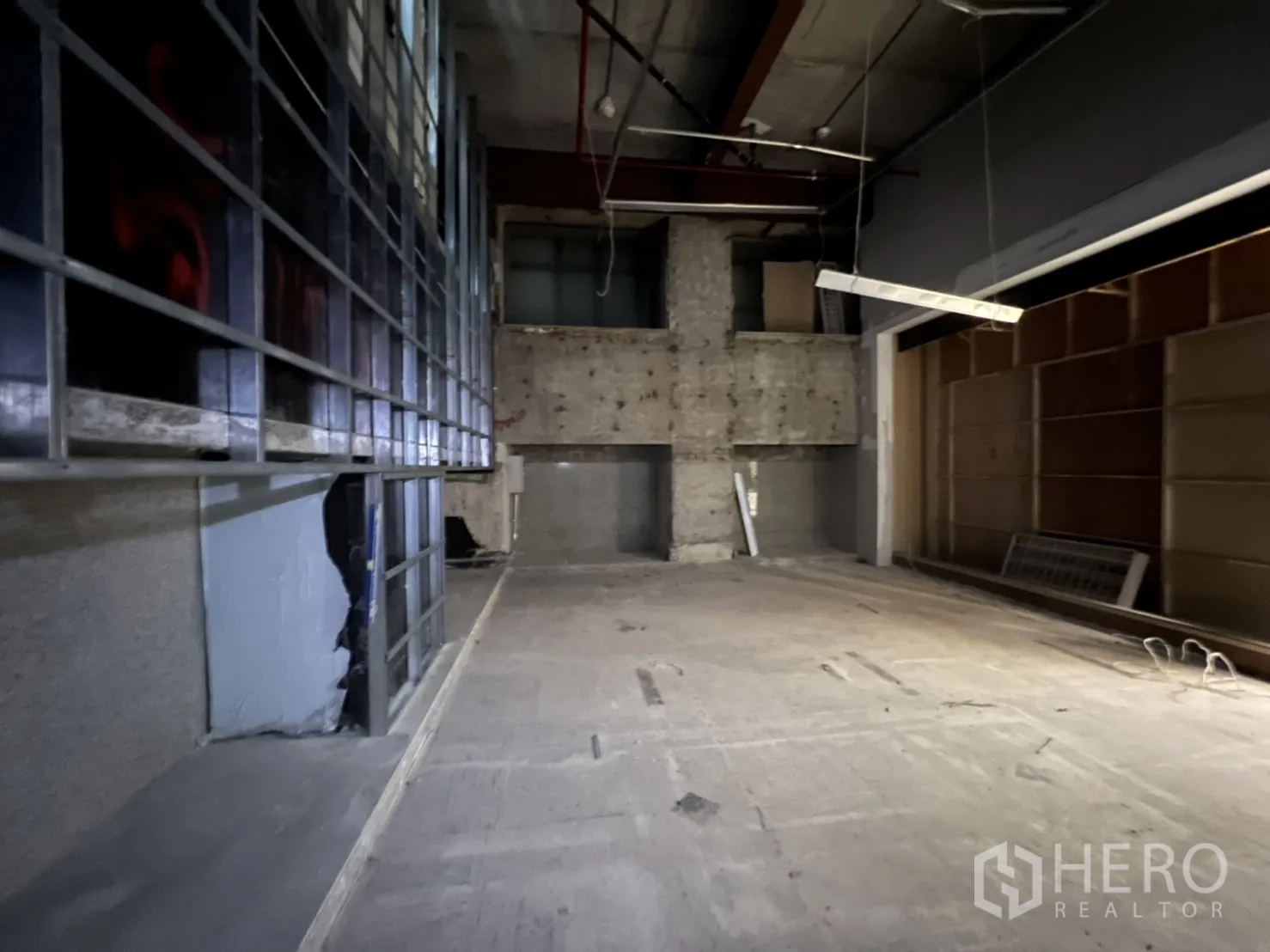 零售空间 出租在Watthana, Bangkok - 宽敞毛坯零售空间，裸露混凝土与悬挂照明。