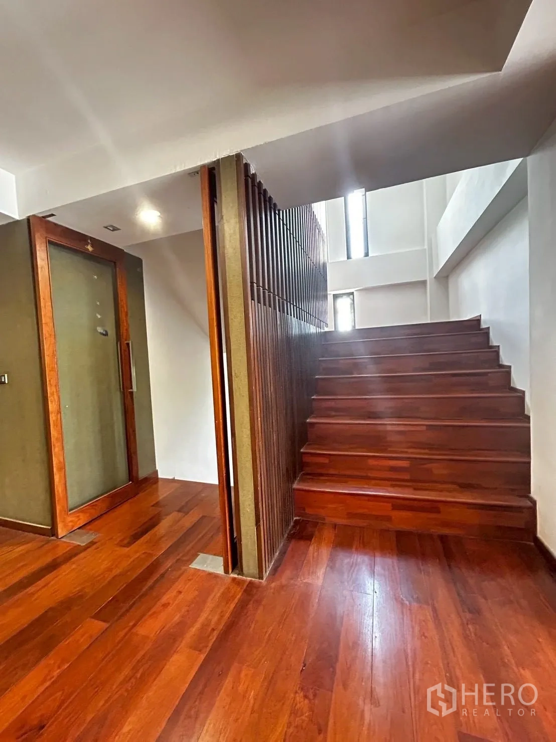 โชว์รูม for rent or sale in Bang Phli, Samut Prakan - โถงชั้นบนพื้นไม้ข้างบันได พร้อมประตูกระจก