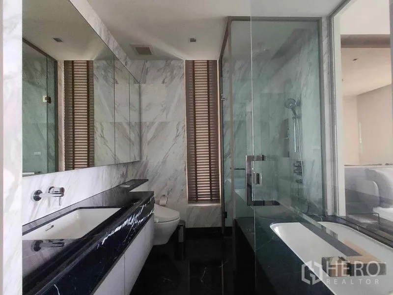 公寓 出租在Bang Rak, Bangkok - 豪华卫浴，云石墙面，玻璃淋浴间、浴缸与长台面镜柜。