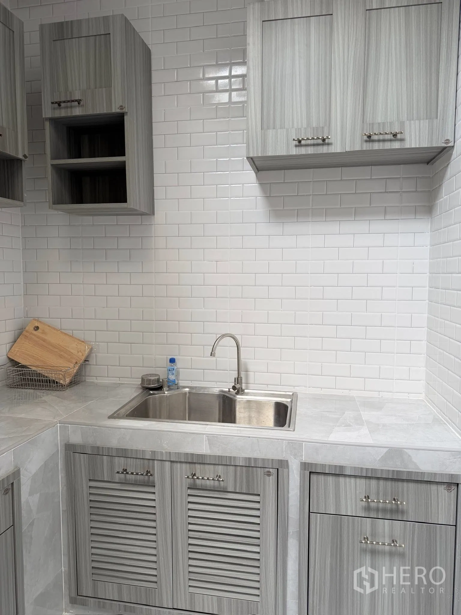 联排别墅 for rent or sale in Yan Nawa, Bangkok - 不锈钢水槽与吊柜，白砖墙面