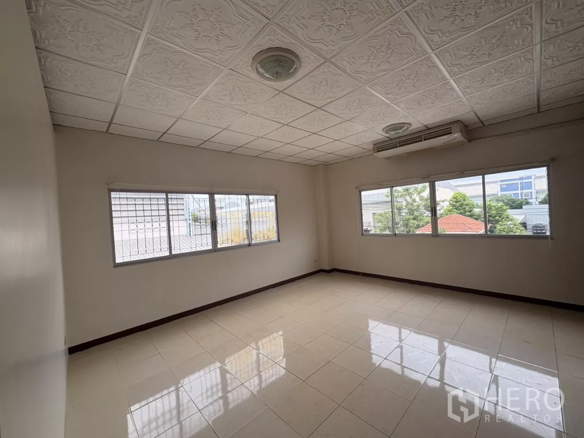 คลังสินค้า ให้เช่าในBang Phli, Samut Prakan - ห้องออฟฟิศมุมสว่าง หน้าต่างบานใหญ่ และแอร์แบบแยกส่วน