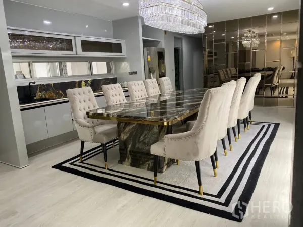 บ้าน ให้เช่าในSuan Luang, Bangkok - โซนรับประทานอาหาร โต๊ะยาวหินอ่อน เก้าอี้บุนวม ผนังกระจกเงา