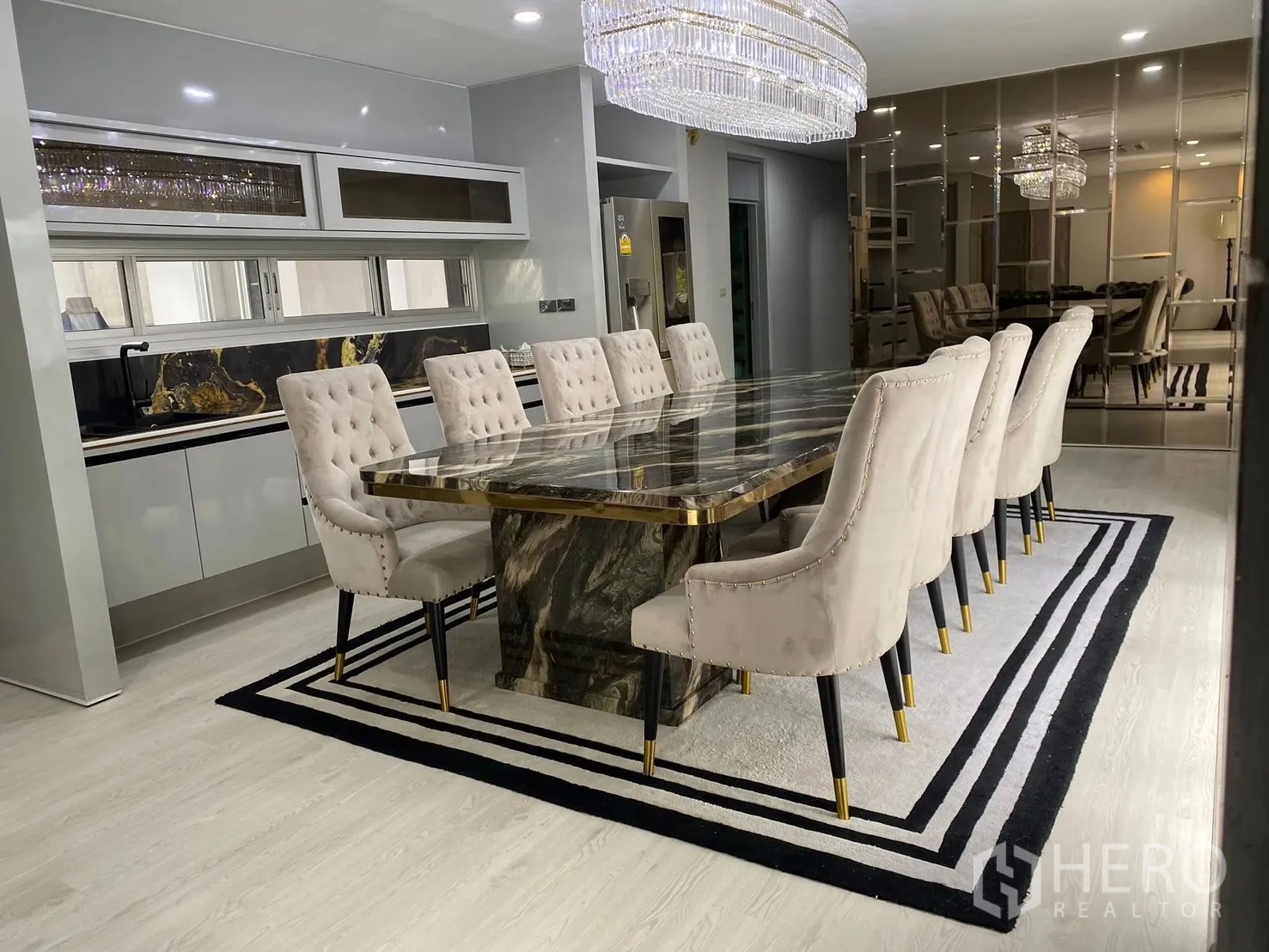 บ้าน ให้เช่าในSuan Luang, Bangkok - โซนรับประทานอาหาร โต๊ะยาวหินอ่อน เก้าอี้บุนวม ผนังกระจกเงา