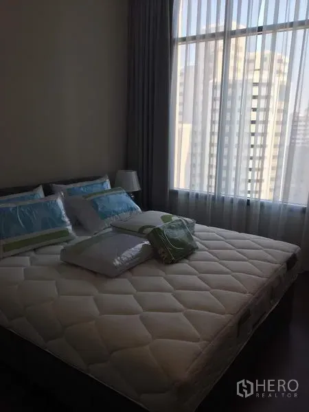 คอนโด ให้เช่าในWatthana, Bangkok - ห้องนอนสว่าง เตียงคิงไซซ์ ม่านโปร่ง มองเห็นวิวเมืองกรุงเทพฯ