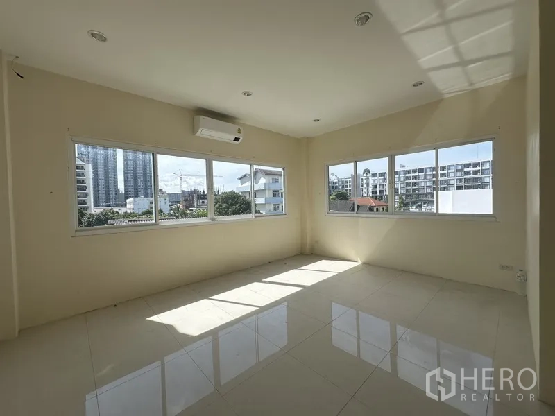 สำนักงานที่บ้าน ให้เช่าในPhra Khanong, Bangkok - ห้องมุมมีหน้าต่างรอบด้านและเครื่องปรับอากาศติดผนัง