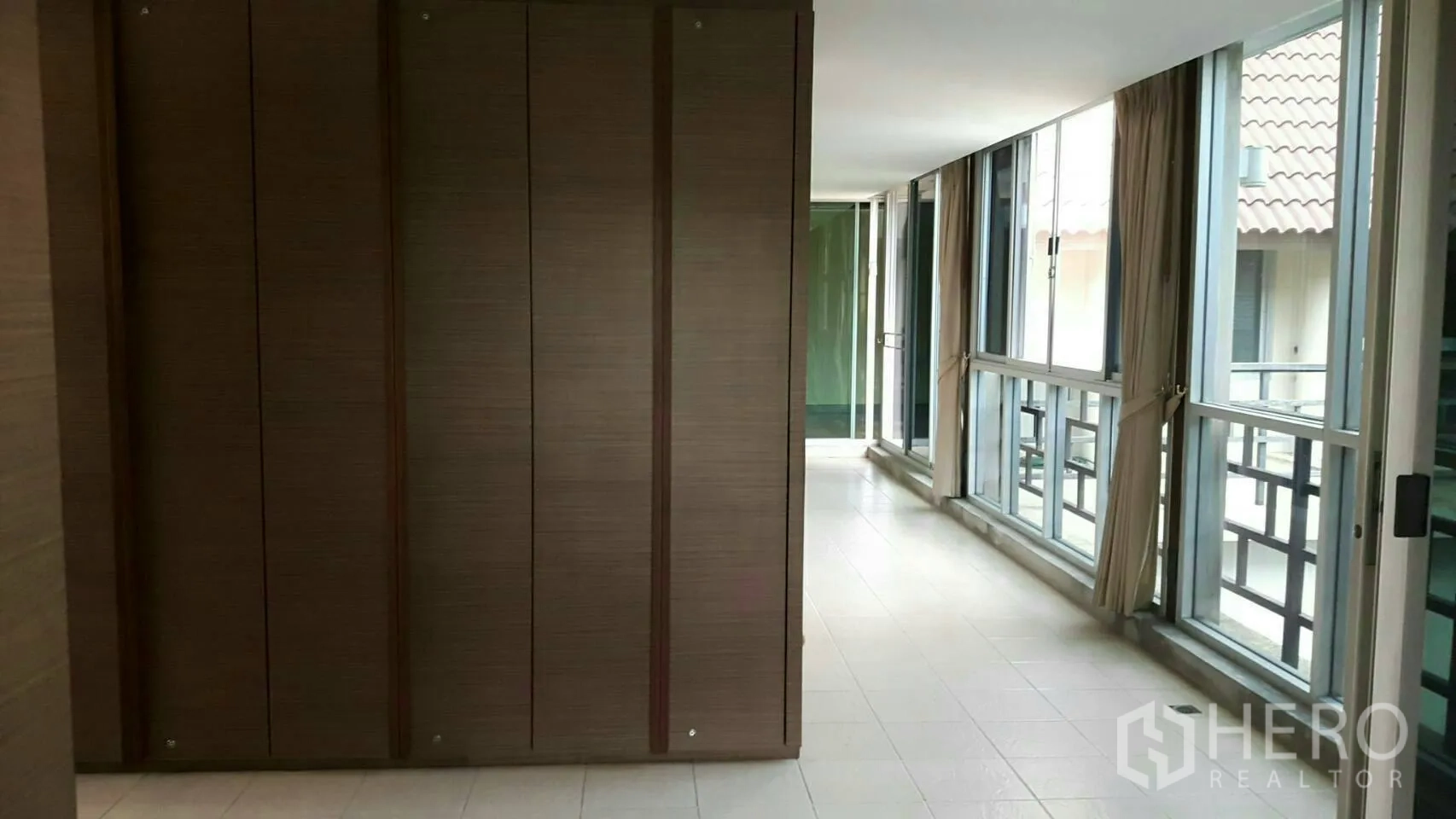 บ้าน ให้เช่าหรือขายในPrawet, Bangkok - โถงทางเดินสว่าง ด้วยผนังกระจกเต็มบานและตู้บิวท์อินไม้