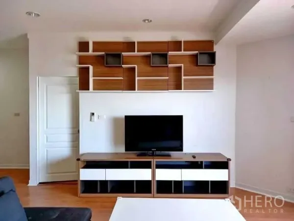คอนโด ให้เช่าในKhlong Toei, Bangkok - ผนังทีวีพร้อมตู้ชั้นบิวท์อินดีไซน์โมเดิร์นและตู้วางทีวี