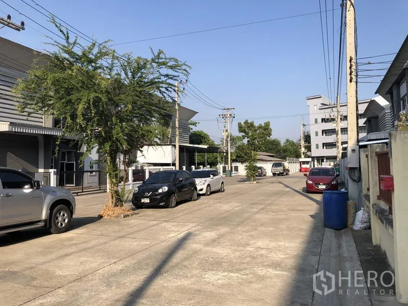 工厂 出租在Lam Luk Ka, Pathum Thani - 园区内部道路安静，单元门前可停车。