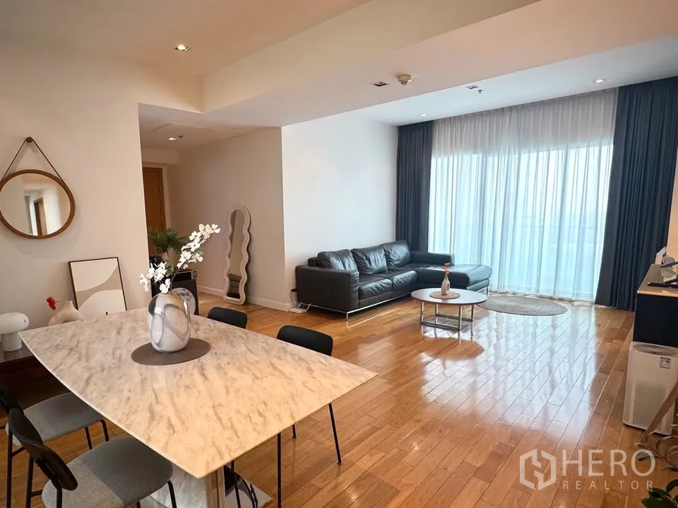 คอนโด for rent or sale in Khlong Toei, Bangkok - พื้นที่นั่งเล่นและทานอาหาร โต๊ะหน้าแกรนิตโต้ลายหินอ่อน โซฟาหนัง และผ้าม่านยาว