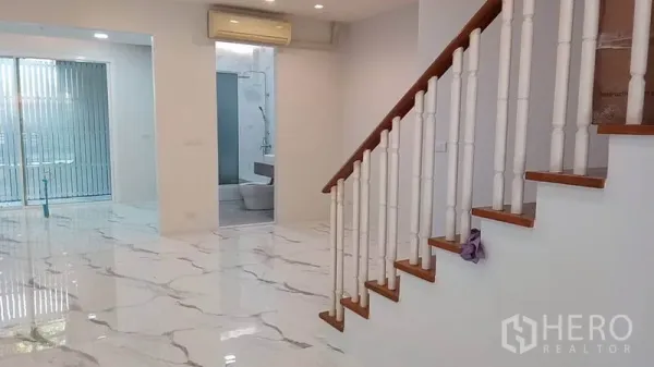 ทาวน์เฮาส์ ให้เช่าในYan Nawa, Bangkok - โถงนั่งเล่นเห็นบันได ไฟดาวน์ไลท์ และทางเข้าห้องน้ำ