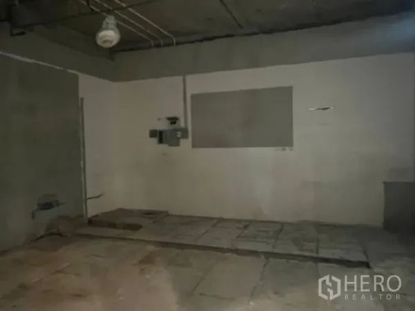 零售空间 出租在Watthana, Bangkok - 毛坯店铺内部，水泥地面与外露天花，预留设备面板，待装修。